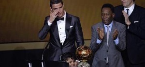 Cristiano, emocionado, recibe el galardón de manos de Pelé, junto a su hijo.