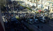Agentes de la Guardia Civil tratan de contener la manifestación de Villacarrillo.