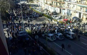 Agentes de la Guardia Civil tratan de contener la manifestación de Villacarrillo.