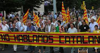 Miembros de la antigua Unidad Aragonesa participan en una manifestación contra la imposición del catalán en la región