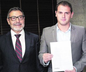 El exministro socialista Antoni Asunción (i), junto a Albert Rivera