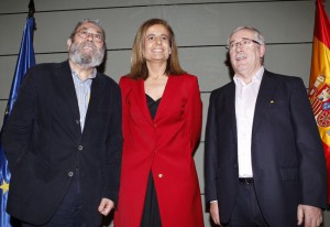 La ministra de Empleo, Fátima Báñez, junto a los líderes de UGT (izq.) y CCOO