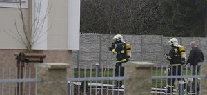 Unos bomberos llegan a la residencia del embajador palestino en Praga.