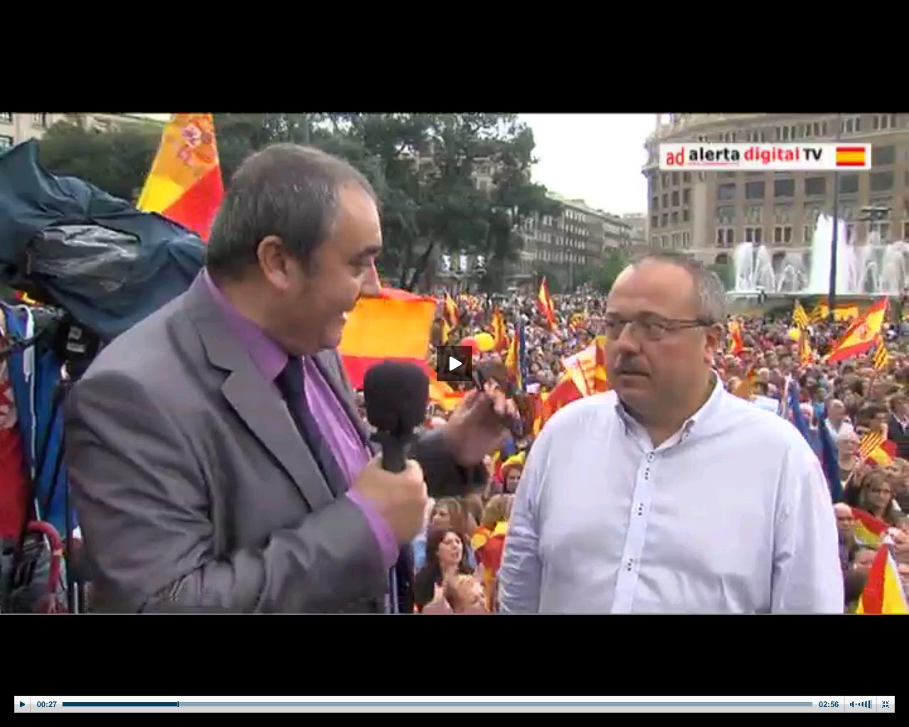 Gerard Bellalta, entrevistado por Armando Robles en la plaza de Cataluña de Barcelona