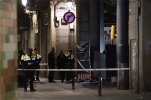 Los 'mossos d'esquadra' investigan en el lugar donde se ha producido el homicidio.