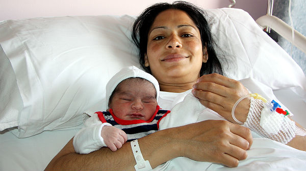 En la imagen, Kanwar Armeet Singh, el primer bebé nacido en Gerona en el 2014