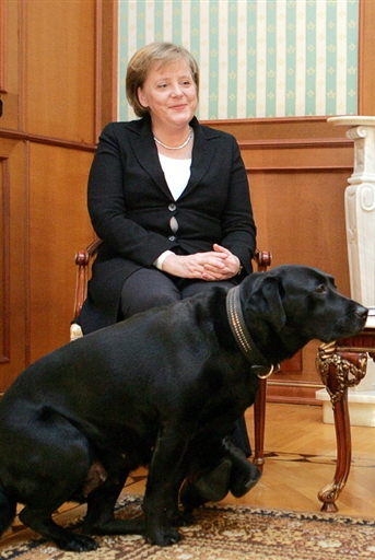 Angela Merkel, en segundo término