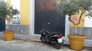 Pintadas proaborto en la fachada de la Casa Hermandad de La Oración en el Huerto de Dos Hermanas