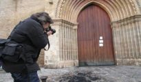 Restos del incendio provocado en la puerta principal de la iglesia de Santa Marina de Sevilla