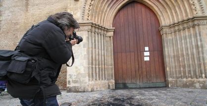 Restos del incendio provocado en la puerta principal de la iglesia de Santa Marina de Sevilla