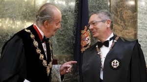 Gallardón junto al Rey, ambos con toga.