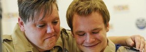 Dos activistas se abrazan tras la decisión de los Boy Scouts. 