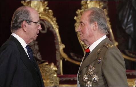 El monarca conversa con el jefe de la Casa del Rey, Rafael Spottorno