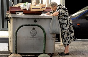 Una anciana buscando comida en un contenedor de basura en Santa Cruz de Tenerife