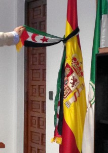 La bufanda de Palestina amarrada a la bandera española 
