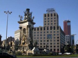 En la imagen, la barcelonesa plaza de España. Al fondo, el emblemático Catalonia Plaza, escenario de la presentación de SOLUCIONA en Cataluña.