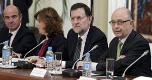 El presidente del Gobierno, Mariano Rajoy (2d); el ministro de Hacienda, Cristóbal Montoro (d); el ministro de economía, Luis de Guindos (i), y la vicepresidenta Soraya Sáenz de Santamaría (2i)