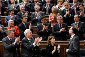 Los diputados del PP aplauden a Mariano Rajoy tras su intervención