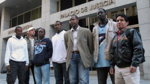 Inmigrantes estafados por la abogada vizcaína, en uno de los juicios en Bilbao.