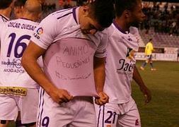 Jona muestra un mensaje de apoyo en la lucha contra el cáncer infantil tras marcar un gol