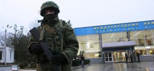 Un hombre armada vigila el exterior del aeropuerto regional de Simferopol.