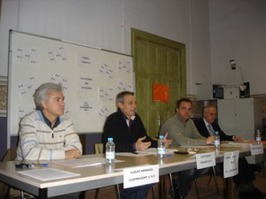 De lacayos a felones: August Armengol y Robert Hernando rodean a Josep Anglada.