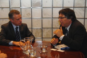 Iñigo Urkullu (i) con el embajador de Israel en España, Alon Bar