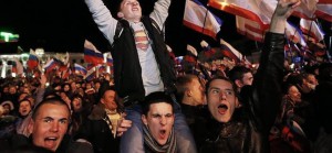 Prorrusos en Simferópol celebrando el resultado.