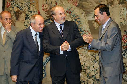 El exministro socialista Pedro Solbes, entre Miguel Ángel Fernández Ordóñez (i) y Jaime Cariana (d), los dos últimos gobernadores del Banco de España
