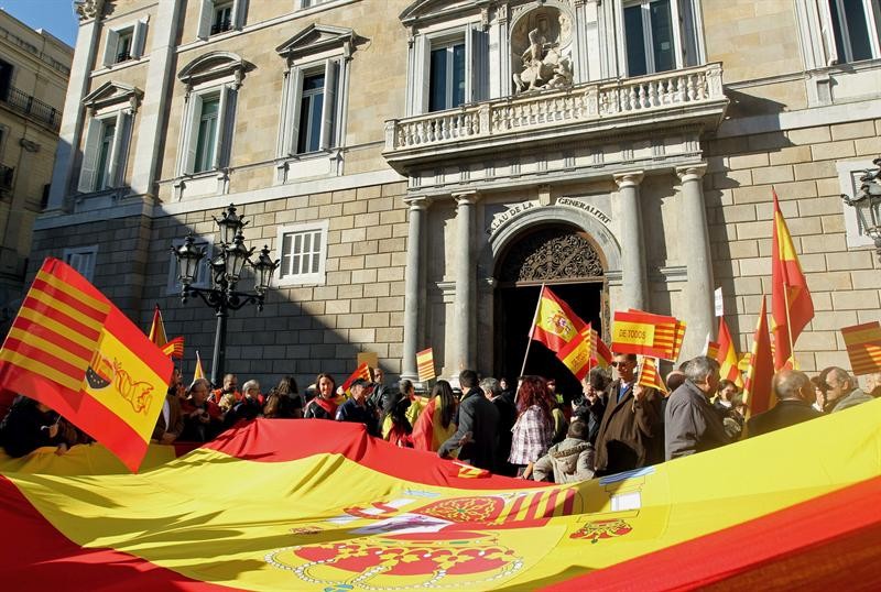 El Palacio de la Generalidad rodeado de banderas de España.