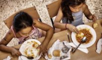 Dos niñas almuerzan en un colegio público de Sevilla.
