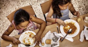 Dos niñas almuerzan en un colegio público de Sevilla.