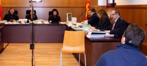 El mosso d'Esquadra (de espaldas) juzgado por apuñalar a un taxista, durante el juicio en la Sección 21ª de la Audiencia de Barcelona. 