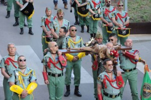 Miembros de la Hermandad de Antiguos Caballeros Legionarios de Barcelona desfilan el Jueves Santo