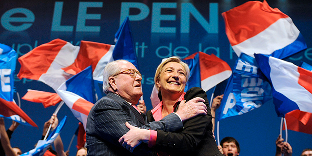 Marine Le Pen abrazada por su padre, Jean-Marie Le Pen, fundador del Frente Nacional