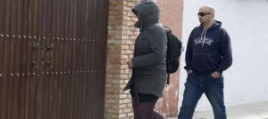 Llegada al domicilio familiar de la hija (i) del matrimonio 