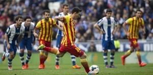 Messi se dispone a marcar de penalti el gol del Barça.