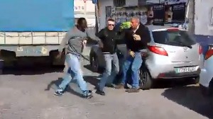 Sólo una persona trató de evitar la brutal paliza del africano