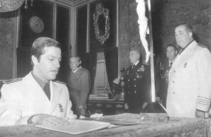 En abril de 1975, en el Palacio del Pardo, Adolfo Suárez González jura su cargo como Vicesecretario General del Movimiento, en un acto presidido por Franco