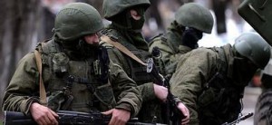 Soldados rusos patrullan en las inmediaciones del cuartel de la Armada Ucraniana en Simferópol.