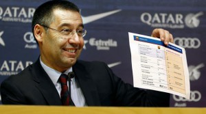 Josep Maria Bartomeu, presidente del Barça, enseña los números del fichaje de Neymar