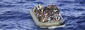 Bote neumático con numerosos inmigrantes frente a las costas de Lampedusa.