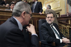 El presidente del Gobierno, Mariano Rajoy, dialoga con el ministro de Justicia, Alberto Ruiz-Gallardón, en el Congreso.