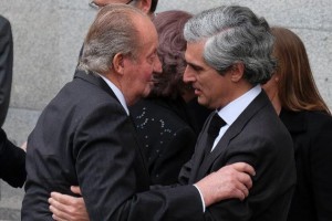 El rey de España, Juan Carlos I (i), saluda a Adolfo Suárez Illana
