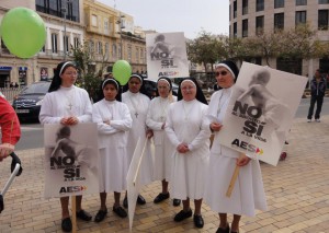 Monjas simpatizantes de AES, algunas de origen indoamericano.