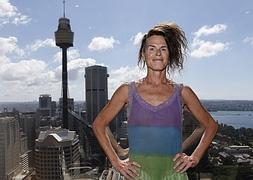 Norrie May-Welby posa después de que una alta corte de Australia reglamentara su caso de diversidad sexual.