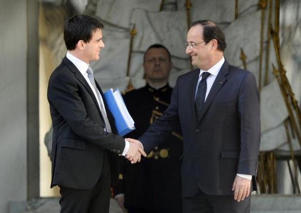 Manuel Valls (i) y François Hollande