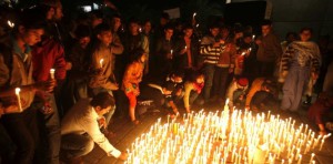 Un grupo de personas depositan velas en Bangkok contra las violaciones