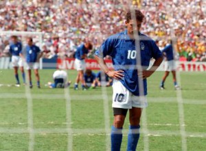 El italiano Roberto Baggio lamenta el penalti perdido contra Brasil en la final de 1994, en la que el país sudamericano conquistó su cuarta Copa.