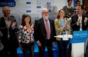  Cañete, ayer en un acto electoral en Bilbao con líderes del PP vasco, como la presidenta, Arantza Quiroga.